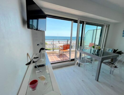 Appartement sur remblai de La Baule à louer pour vacances et séjours au bord de l'océan. salon spacieux avec balcon et vue mer